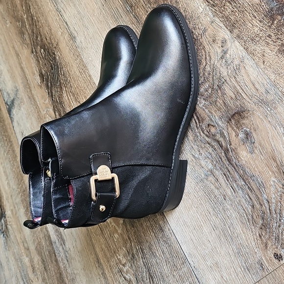 Tommy Hilfiger Black Ankle Boots with Gold Zipper - Picture 5 of 5